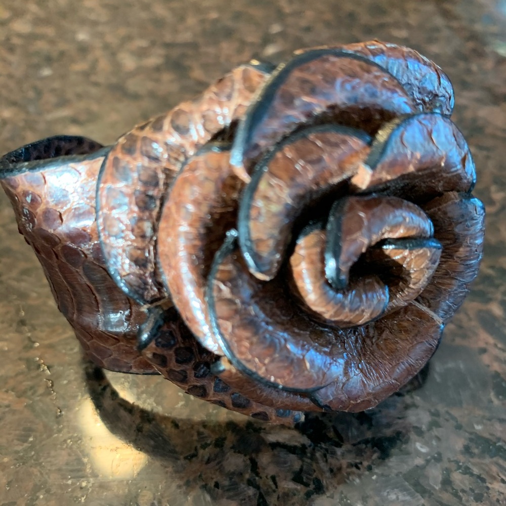 Leather rose-shaped bracelet